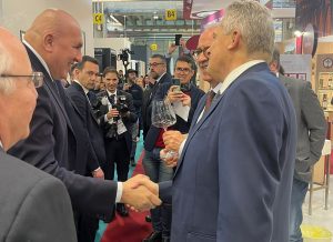 Vinitaly: il ministro Crosetto si intrattiene con Bindocci e Guasconi