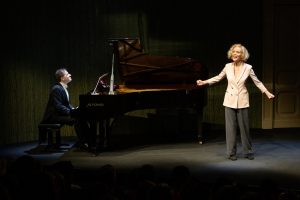 Sinalunga: Lucia Poli porta sul palco del teatro Pinsuti la tragicommedia 'La Pianessa'