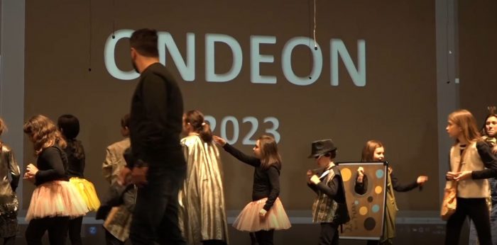 Siena, il grande ritorno di Ondeon: i cittini delle contrade fanno spettacolo al Teatro dei Rozzi