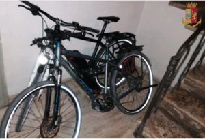 Ruba due bici elettriche da un garage, ma il proprietario le nota nel centro di Siena e avverte la polizia