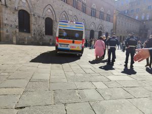 Siena: corsa in Piazza del Campo, ferito un giovane