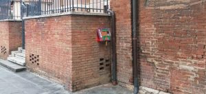 Siena: la contrada della Lupa installa un defibrillatore in piazza Ezio Felici