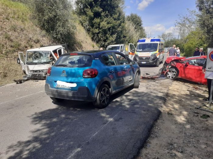 Siena: auto e furgone si scontrano in Strada Massetana, due feriti