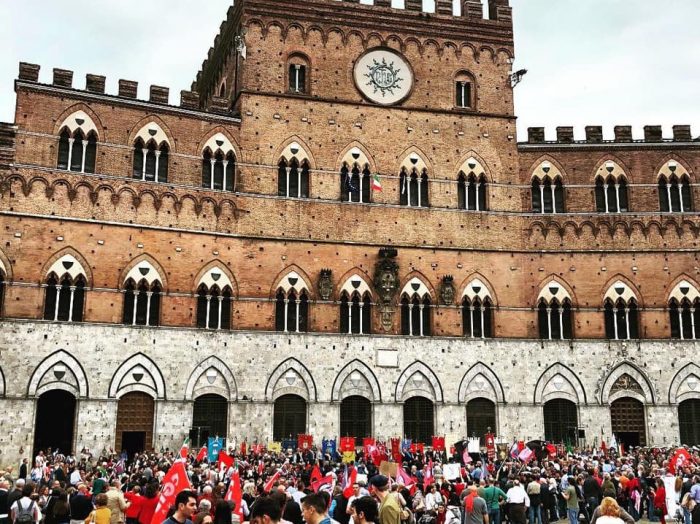 25 aprile a Siena, alle celebrazioni in Piazza del Campo l'attivista iraniana Sanaz Partow