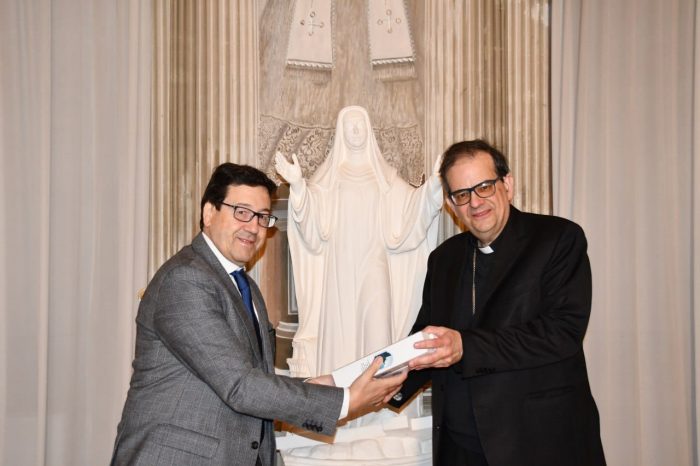 Siena: il Questore Milone ha donato due ampolle di olio di Capaci al cardinale Lojudice
