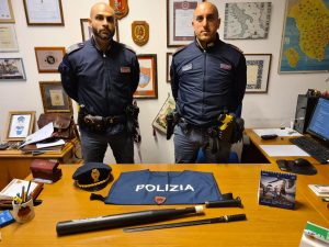 Va in giro con una finta mazza da baseball che nasconde una katana, denunciato un 33enne