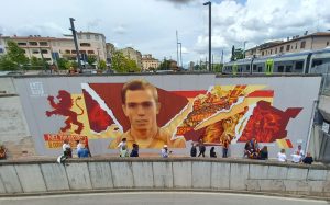 Nel cuore di Poggibonsi vive il ricordo di Stefano. Inaugurato il murales in via Vallepiatta