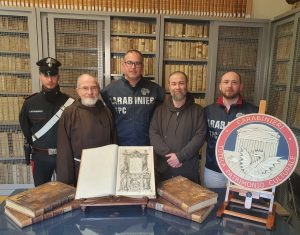 Torna "a casa" un prezioso volume rubato anni fa dalla biblioteca dei frati francescani di Siena