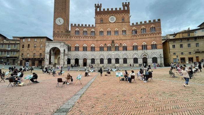 "Ritratti in Piazza", gli studenti del Liceo Artistico di Siena ritraggono cittadini e turisti