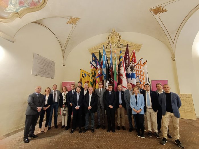 Consegnate all'Universit&agrave; di Siena le bandiere delle 17 Contrade. Di Pietra: "Si consolida un legame storico"