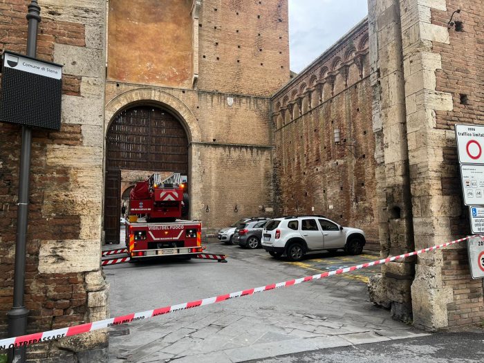 Cadono alcuni frammenti, chiuso il traffico a Porta Pispini