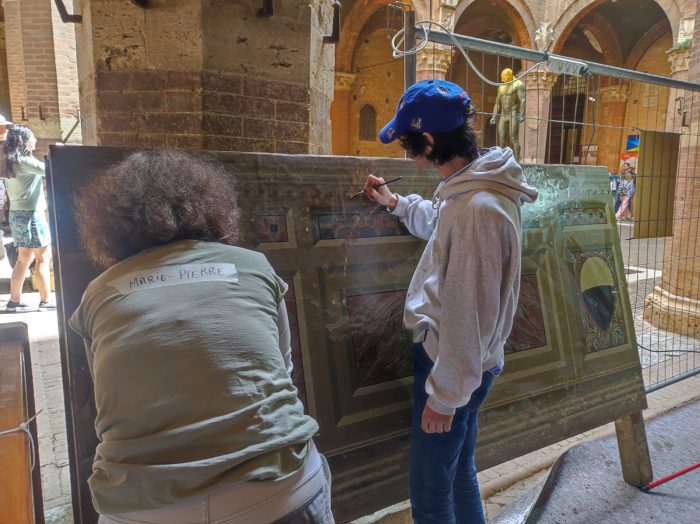 Siena: studenti francesi e di Udine restaurano il palco delle comparse grazie alla Scuola Edile
