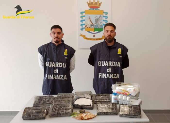 Siena: Guardia di Finanza sequestra 20 kg di cocaina e scopre laboratorio della droga, due arresti