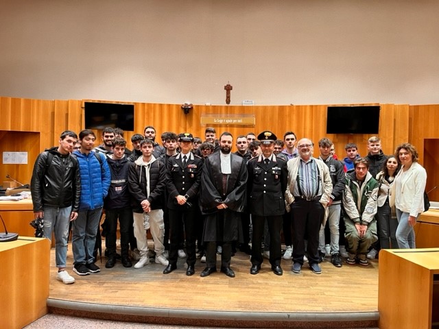 I Carabinieri accompagnano gli studenti dell’Istituto Marconi in visita al Tribunale di Siena