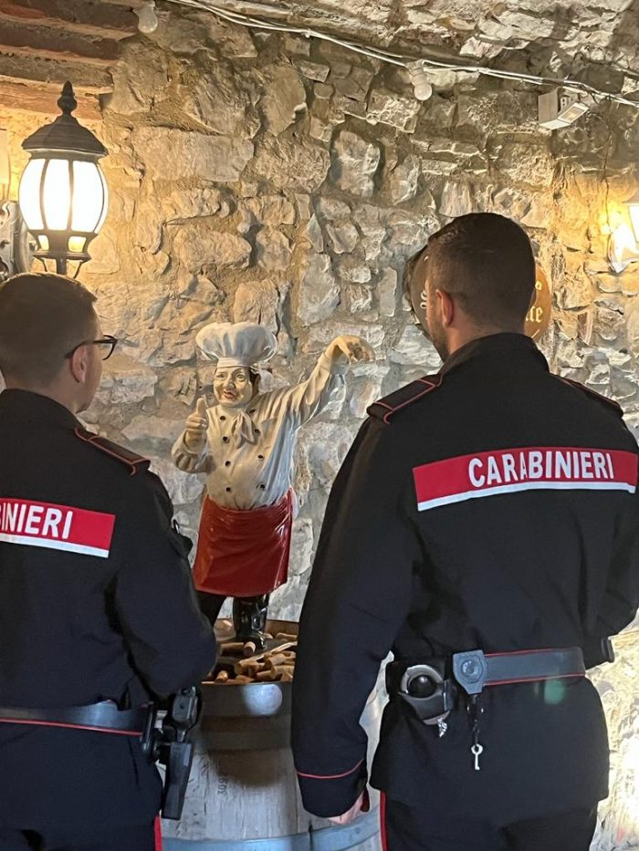 Castellina in Chianti: ubriachi a pranzo "rapiscono" statua all'ingresso del ristorante, denunciati dai Carabinieri