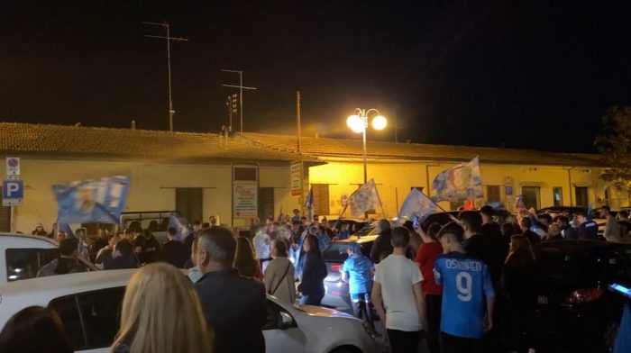 Calcio: la festa dei tifosi napoletani invade anche Colle e Poggibonsi