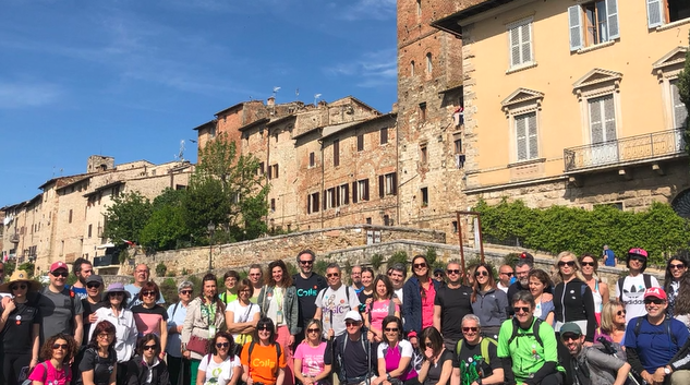 "I love Francigena", 50 camminatori alla scoperta dell'anello intorno alla città medievale di Colle di Val d'Elsa
