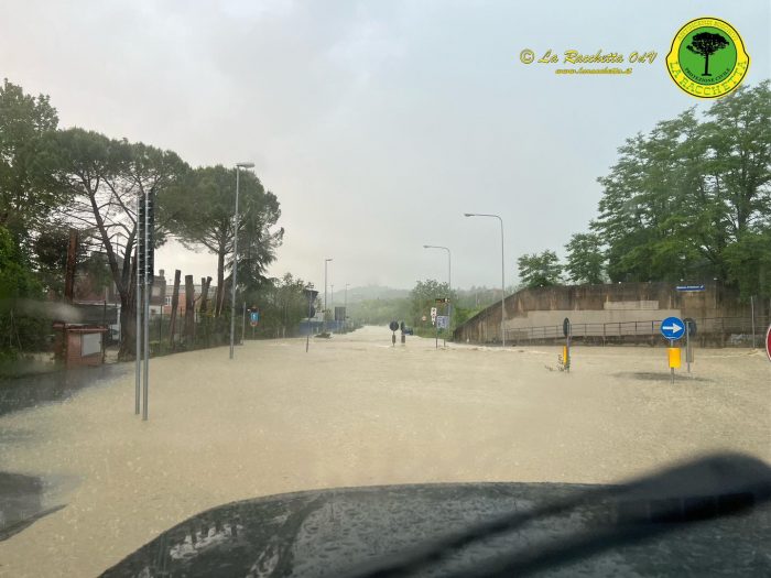 Alluvione a Badesse, si contano i danni: decine di attività e di abitazioni allagate. Danni anche a Poggibonsi