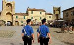 Monteriggioni: nella fuga un ladro si nasconde nel giardino della caserma dei carabinieri, arrestato