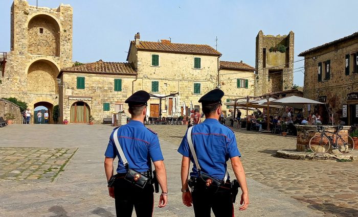 Monteriggioni: nella fuga un ladro si nasconde nel giardino della caserma dei carabinieri, arrestato