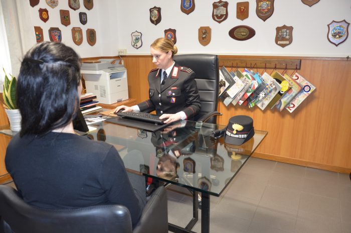 Perseguita l'ex fidanzato e la nuova compagna: arrestata dai carabinieri a Castelnuovo Berardenga