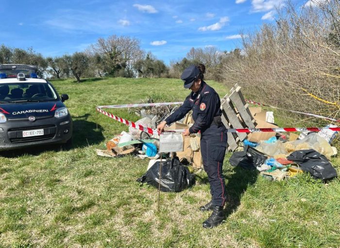Poggibonsi: brucia illecitamente rifiuti, denunciato dai carabinieri forestali