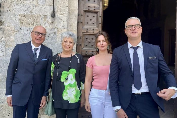 Siena, gruppo consiliare Pd su ordinanza anti bivacchi: "Che c'entra il decoro con la vicenda umana dei migranti?"