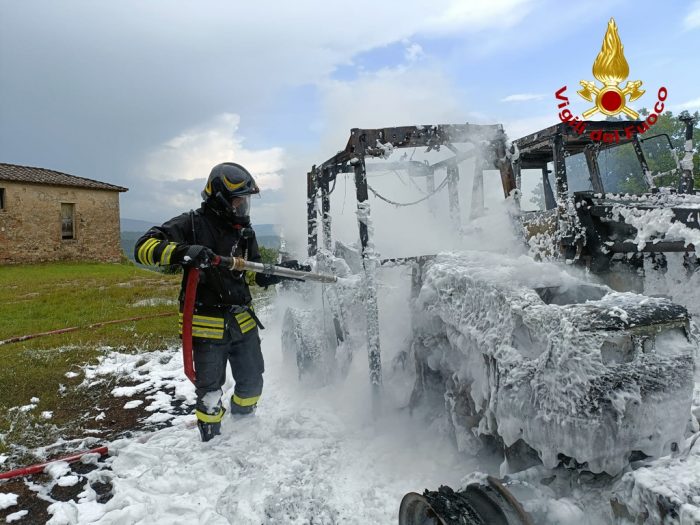 Castelnuovo Berardenga: a fuoco due trattori