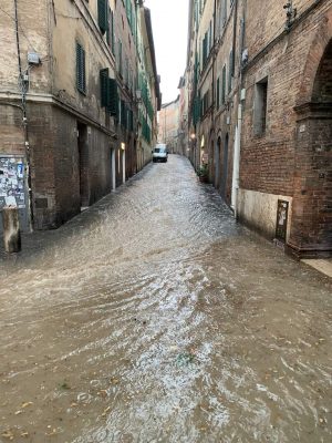 Siena: maltempo, strade e sottopasso stazione allagato