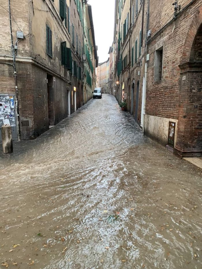 Siena: maltempo, strade e sottopasso stazione allagato