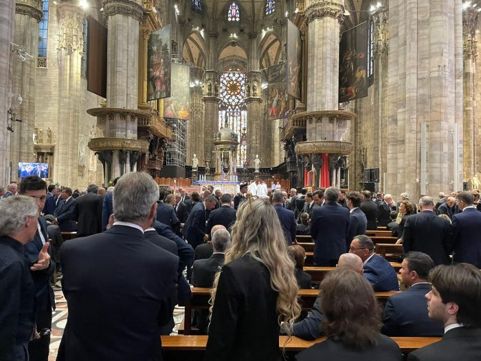 Al Duomo di Milano l'ultimo saluto a Berlusconi. Biondi Santi: "Un momento toccante, ha fatto la storia"