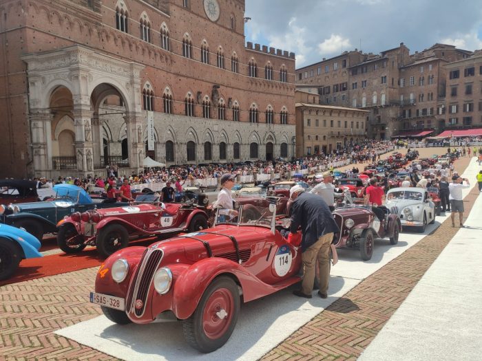 Siena: in Piazza del Campo lo spettacolo senza tempo della 1000 miglia