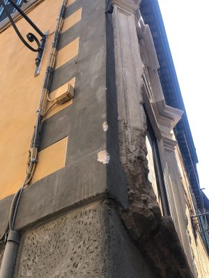 Siena: mezzo pesante urta e danneggia facciata palazzo da poco restaurata