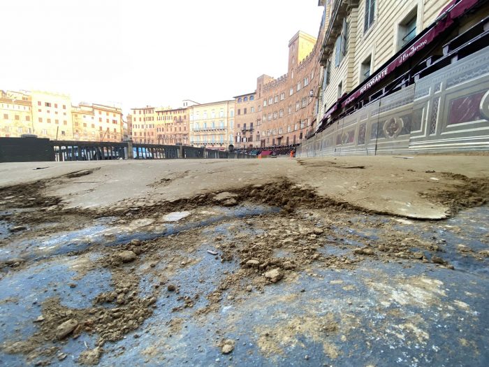 Il Palio ed i suoi riti: steso il tufo in Piazza del Campo