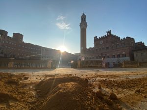 Palio 2026, scelti i pittori dei drappelloni: Nones per la Carriera di Provenzano, Axente per quella dell&rsquo;Assunta