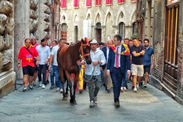 Palio 2 luglio 2023, la Chiocciola vince la prima prova