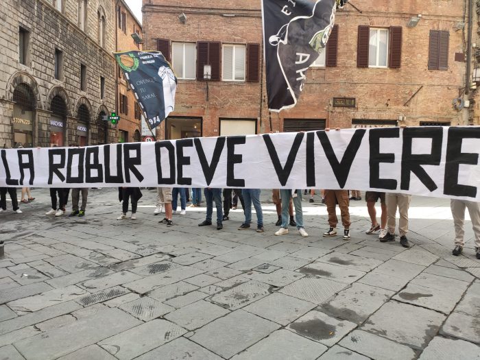 Siena Calcio, i tifosi scendono in piazza e incontrano il sindaco: &quot;Unica speranza il fallimento&quot;