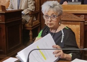 Cric idraulico cade da Tir e rischia di centrare l'auto guidata dalla consigliera Pd Siena Gabriella Piccinni