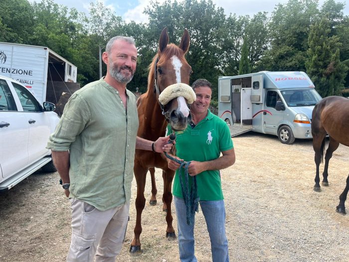 Previsite: l'ex calciatore Favalli proprietario di un cavallo da Palio della scuderia Bruschelli
