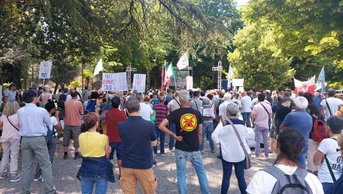 A Siena la manifestazione dei no vax contro la laurea ad honorem a Fauci