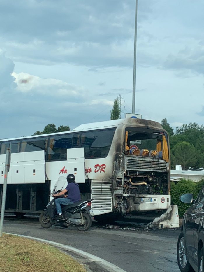 Siena: autobus in fiamme allo Stellino, traffico bloccato