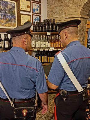 San Gimignano: si confondevano tra i turisti per rubare bottiglie di vino, denunciati