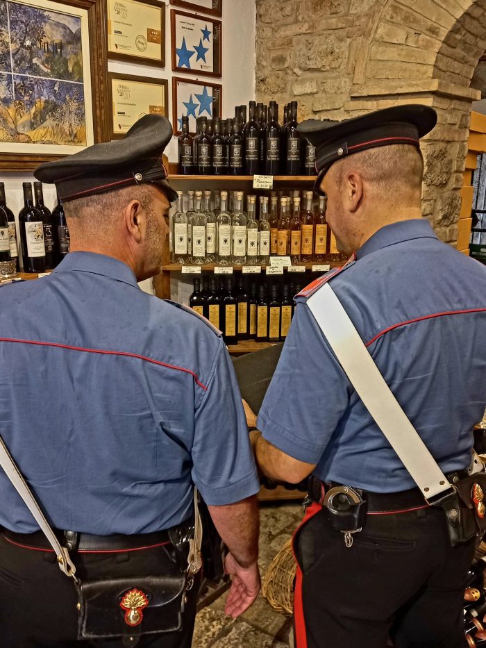 San Gimignano: si confondevano tra i turisti per rubare bottiglie di vino, denunciati