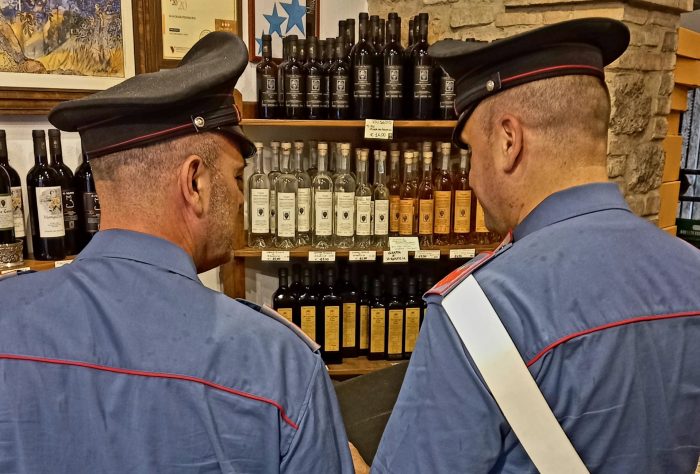 San Gimignano: si confondevano tra i turisti per rubare bottiglie di vino, denunciati