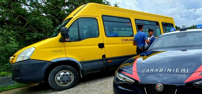 Scuolabus rubato a Poggibonsi, denunciate due donne: erano appena uscite dalla caserma dei carabinieri