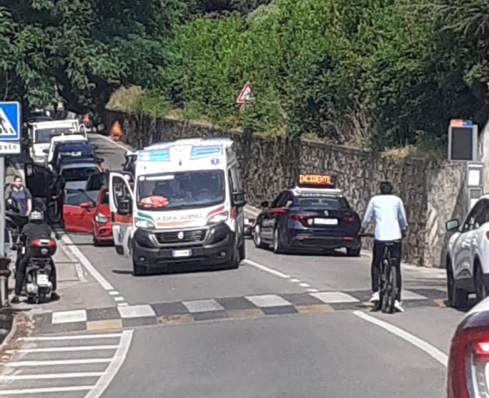 Siena: scontro tra un'auto e uno scooter alla rotonda di Via Fiorentina