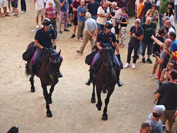 Siena: sul tufo non solo i barberi ma anche la pattuglia a cavallo della Polizia