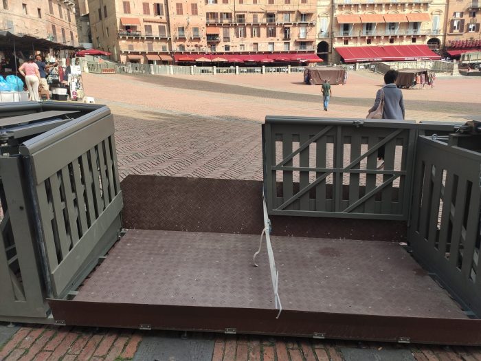 Aria di Palio in Piazza del Campo, iniziato l'allestimento