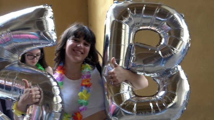 Abbracci, saluti e lacrime: si chiude l'anno scolastico per gli studenti senesi