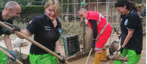 Alluvione a Poggibonsi, il grande cuore di volontari e volontarie sempre in prima linea